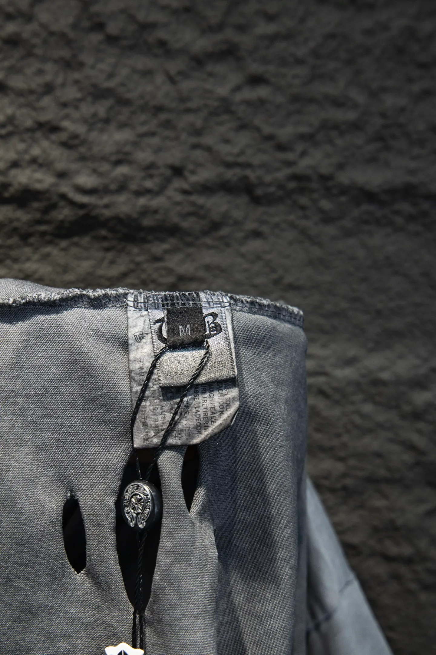 P200 🆕Chrome Hearts os version is really charming and Chrome Hearts is really a must-have. Each season's new version is made to the extreme. It is very practical and can be worn casually. Nice✔️ - ⚠️100% cotton. Made of 32-count double yarn, 260-gram weight fabric and imported knitted carded cotton. The thickness is moderate, drapey and contoured, and the upper body is comfortable! ! It is very tolerant to fat body types and can instantly lose five pounds after wearing it!  Front panel #Back panel Simple elements# The English letters are arranged artistically. Imported Tajima high-density heavy-duty embroidery technology. The font is three-dimensional and full. The letters are embroidered by imported machines after adjusting according to the original details. The thickness is moderate. The hardware is imported hardware accessories. The body is washed, fried and frayed, and hand-made elements are added, which greatly increases the interest of the clothing; unique visual effects. The special fraying effect creates a unique distressed effect. The addition of handmade elements to the body greatly increases the interest of the clothing; it has a unique visual effect. After special fraying effect treatment, a unique distressed effect is formed. An irregular hem is added to the version. This year, Crow Heart is focusing on the version. In the past two years, the oversize version has become the focus of the trend. It has also been a popular staple in the past two years. The change of designers has made this brand an instant hit. The progressive fashion of the times also needs the blood impact of fresh elements and trendy designs in order to continue its glory! It’s stylish both inside and outside, a must-have for high street travel! An absolute "eye-catching style" that can match couples 💏 Color: washed black, fried gray Size: S M L XL